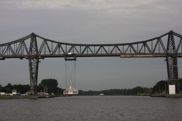 Eisenbahnbrücke mit Schwebefähre